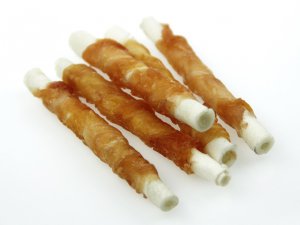 Tyčinka z buvolí kůže obalená kuřecím masem 250g Tyčinka z buvolí kůže obalená kuřecím masem 250g